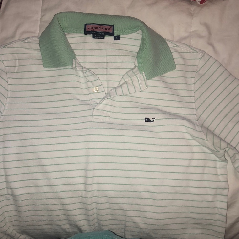 Vineyard vines shirt S fits like a M